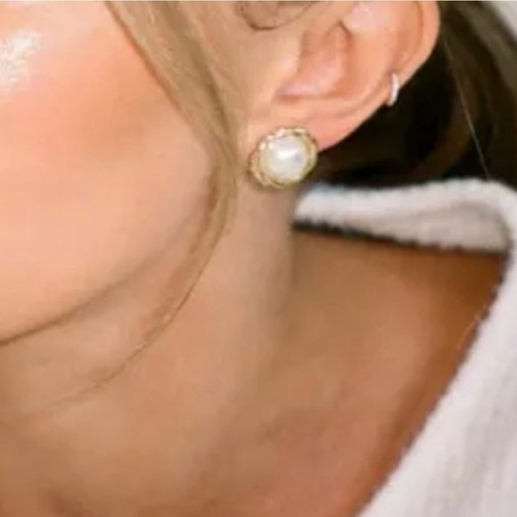 Lady Di Cabochon Pearl Stud Gold Earrings New - Picture 1 of 1